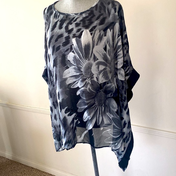 CATALOG FAVORITES 🖤BLACK & WHITE🤍 ANIMAL PRINT AND DAISIES SHEER TOP 🌟EUC🌟 - Picture 2 of 12